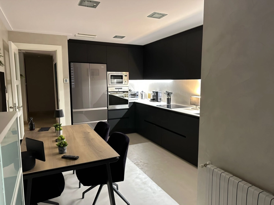 Cocina con microcemento marrón y muebles en color oscuro en Elche