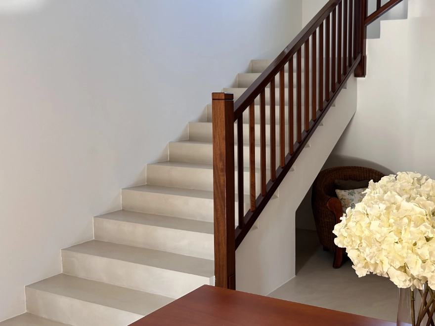 Escalera con microcemento beig en interior en vivienda de Elche