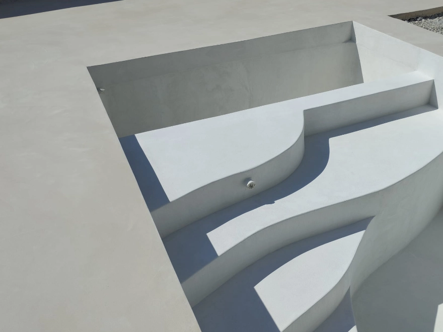 Escalera con microcemento gris oscuro de diseño angular moderno en Elche