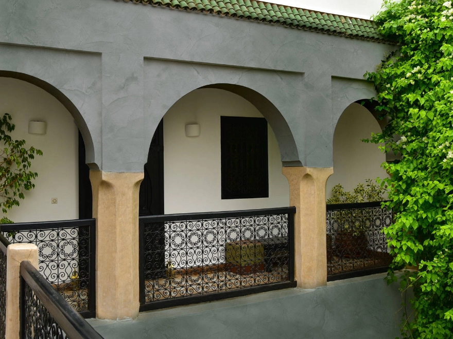 Patio con microcemento, arcos y columnas de piedra estilo mediterráneo en Elche