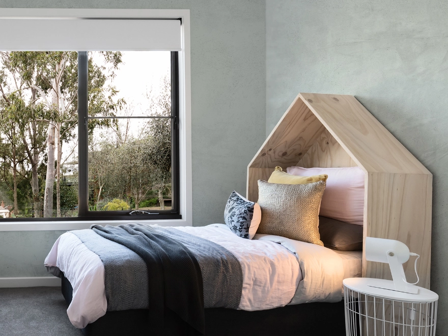 Dormitorio con microcemento gris y grandes ventanales con vistas en Elche