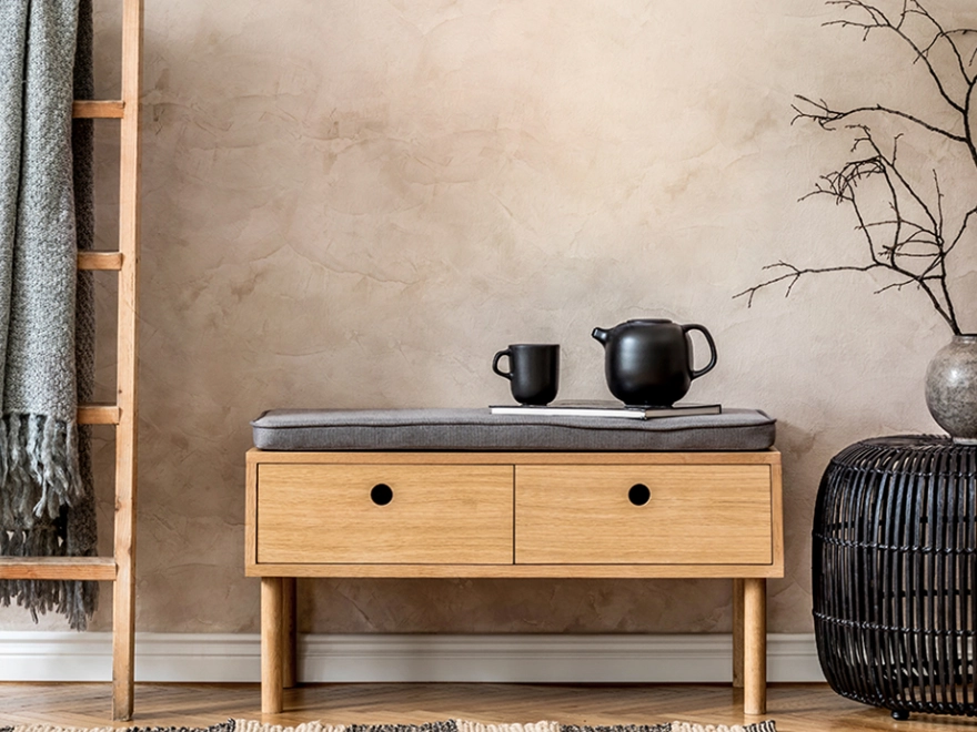 Aparador de madera sobre suelo de microcemento gris claro en salón de Elche