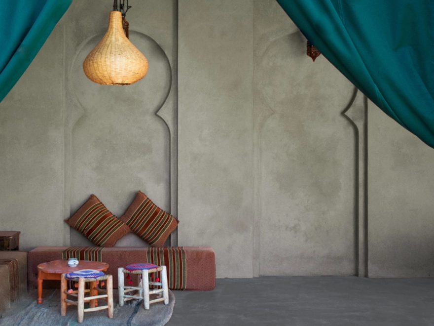 Salón con microcemento gris y lámpara colgante en mostaza en Elche