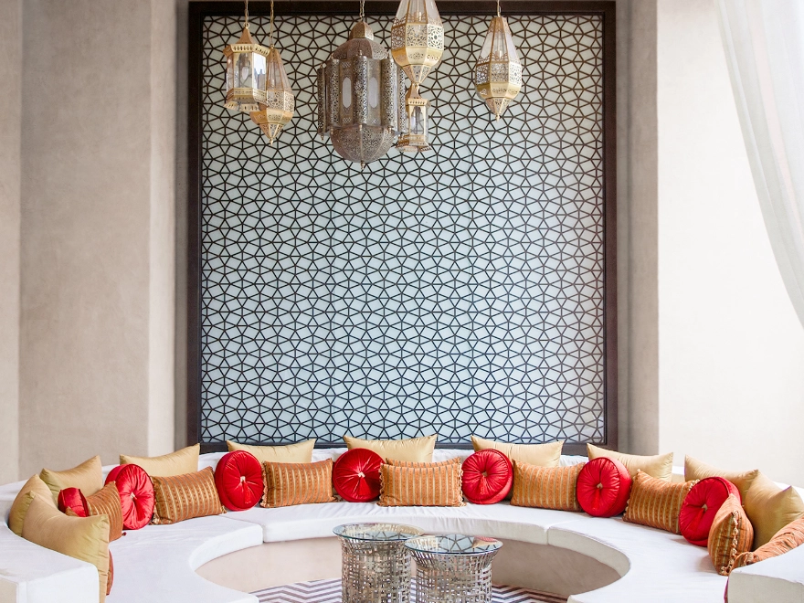 Salón de estilo marroquí con microcemento y mosaico hidráulico en Elche