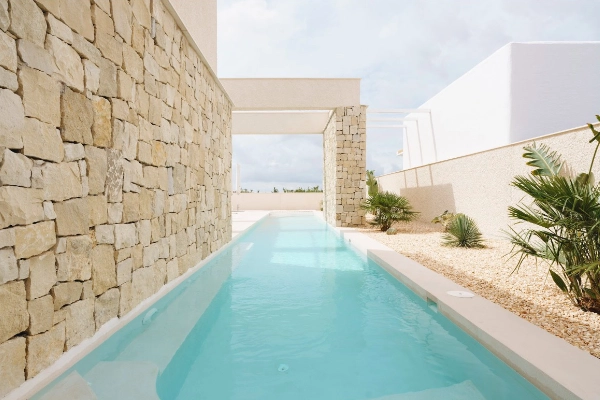 Piscina exterior con microcemento azul turquesa en chalet de Elche